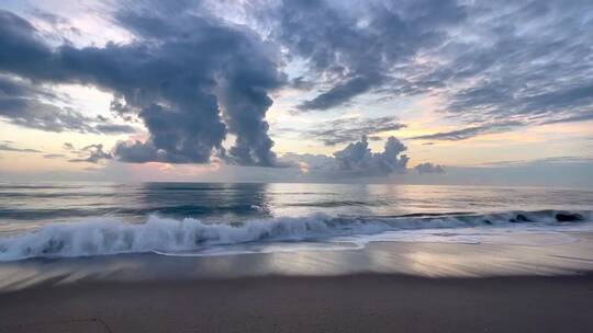 傍晚夕阳海边海浪云彩晚霞唯美