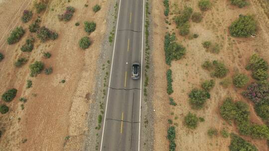新疆塔克拉玛干沙漠戈壁公路汽车行驶