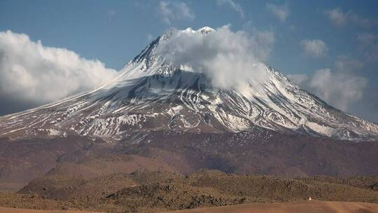 峰顶有雪的火山