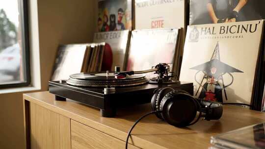 室内黑胶唱片机及唱片展示