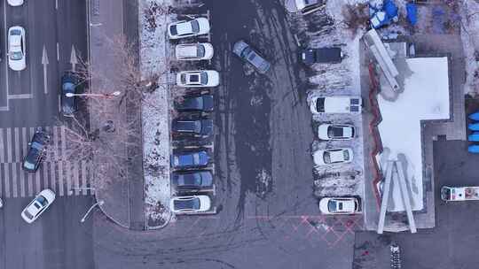 冬季航拍积雪停车场及周边街道