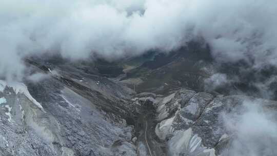 中国四川甘孜稻城亚丁央迈勇山坳云海景观