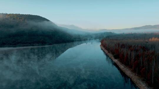 冬季晨雾笼罩湖面雾气湖水