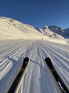 第一视角拍摄高速滑行的滑雪板