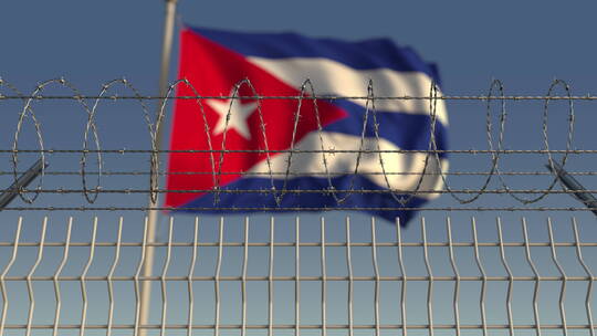 铁丝网后模糊的古巴国旗