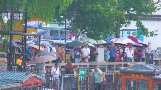 江苏苏州寒山寺江南水乡下雨季游客风景风光