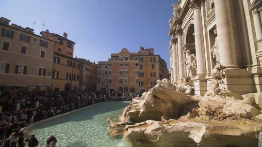 欣赏罗马喷泉的游客延时