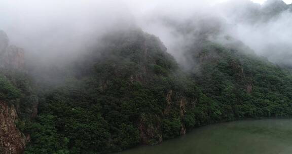 航拍雨后水汽升腾的大山