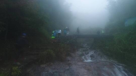 下雨天野外跑步