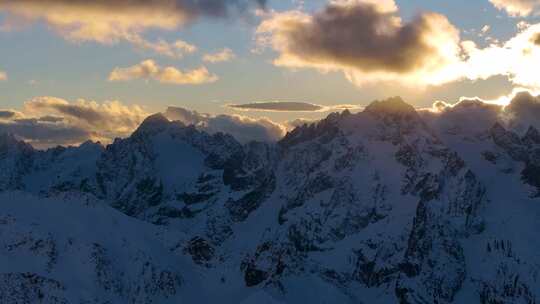 航拍雪山日照金山