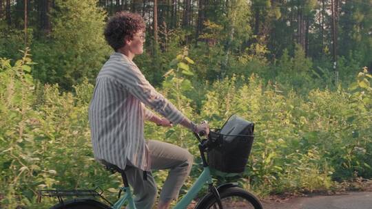 在森林小径骑自行车的人视频素材模板下载