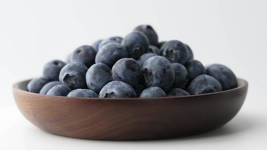 旋转拍摄碗里的酸甜蓝莓
