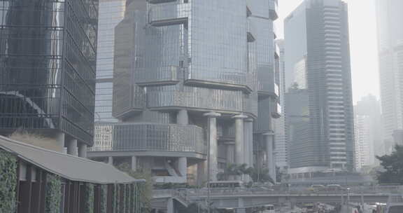 清晨仰拍香港中环高楼大厦
