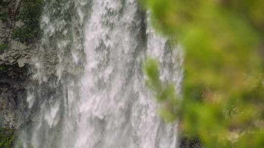 瀑布-自然-岩石-树叶、瀑布特写