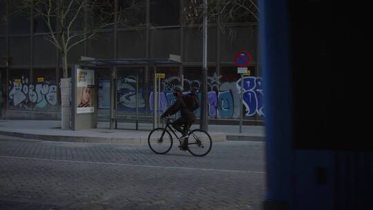 送货员在城市街道骑自行车视频素材模板下载