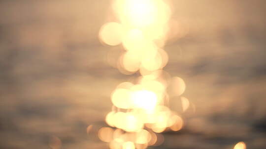 夕阳下金色的河水河面波光粼粼闪动的光斑