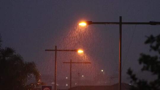 夜晚路灯下的暴雨
