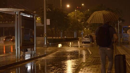 雨夜拉着行李箱回家视频素材模板下载