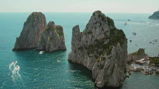 快艇穿梭在卡普里岛的法拉利奥尼岩层中。标