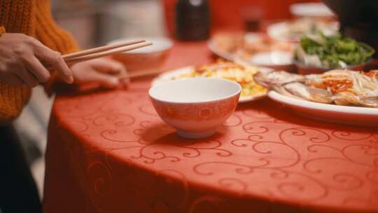 一家人吃团圆饭摆好碗筷