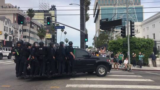 载有警员的好莱坞警车车队驶过