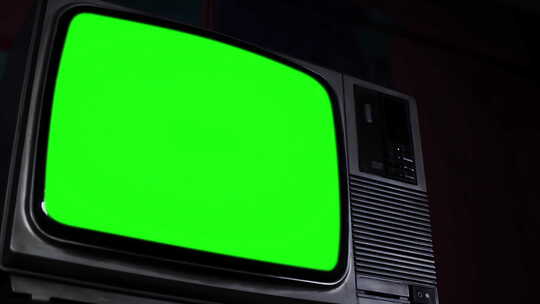 绿色屏幕的旧电视机。低角度视图。4K版本。