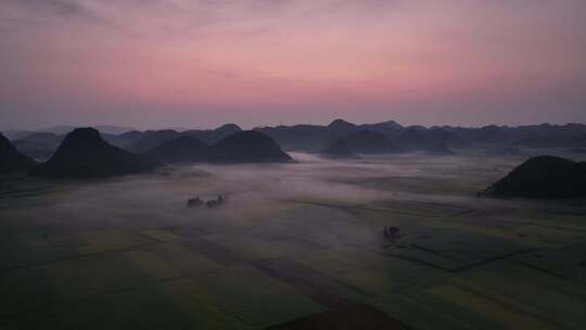 航拍油菜花海罗田云南春天蓝天白云风景景区