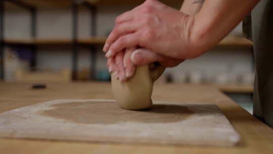 手工制作陶制手指的特写镜头压在木制表面的