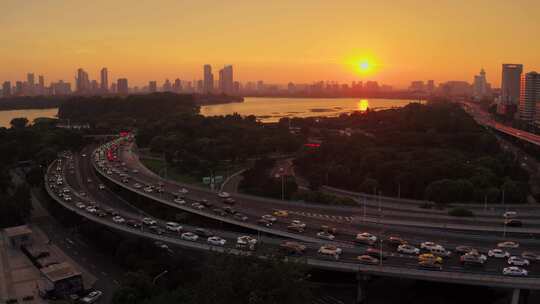 夕阳下的玄武湖隧道