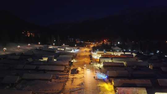 航拍新疆喀纳斯老村冬季夜景雪地小木屋