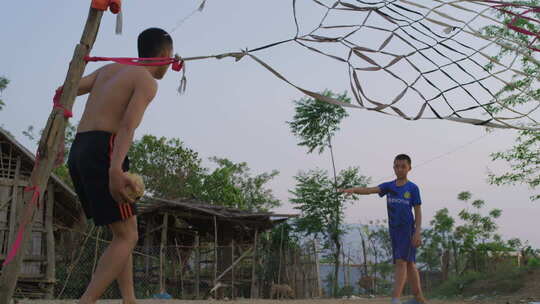 老挝农村的孩子们在踢球