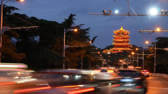 武汉城市夜景旅游地标黄鹤楼与长江大桥车流