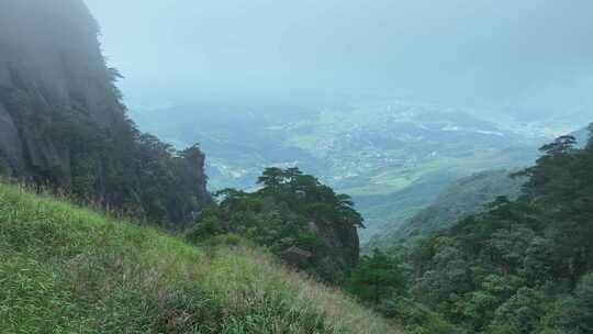 山顶悬崖边航拍山下风景鸟瞰山底视频素材模板下载