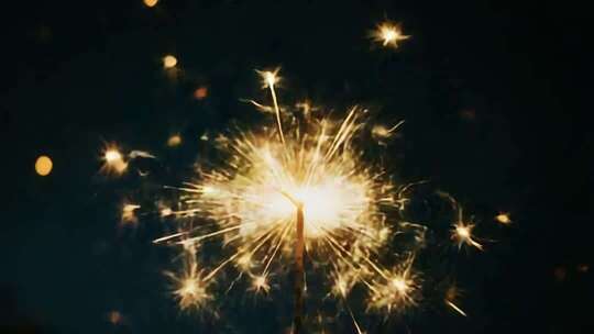 闪烁的手持烟花特写素材
