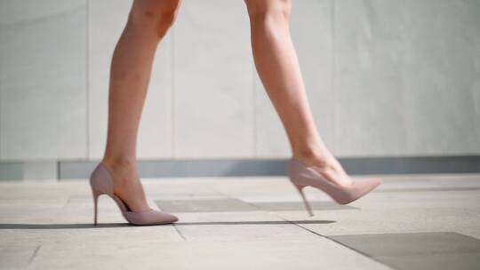 穿高跟鞋走路的女人视频素材模板下载