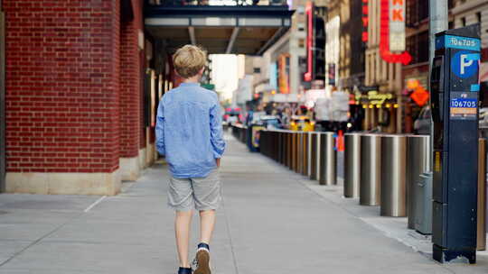穿着短裤的男孩走在纽约市街上