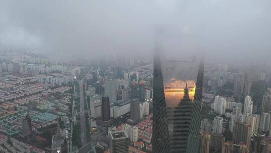 阴雨天夕阳中的上海环球金融中心