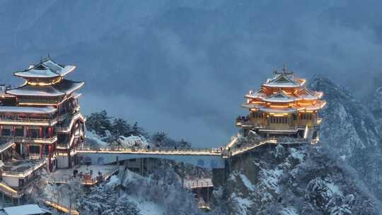 7倍横飞老君山道观群有灯雪后云海