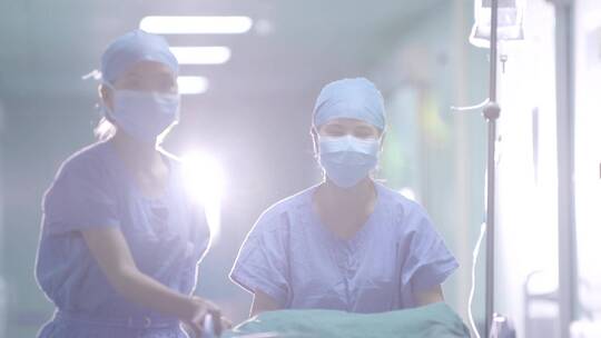 唯美医生将病人推向急救室推手术床进手术室