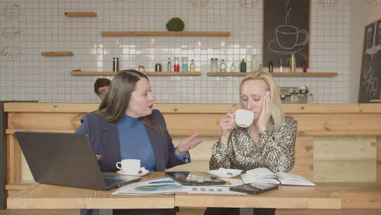 女商人在自助餐厅喝咖啡聊天视频素材模板下载