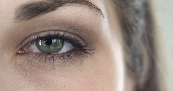 女孩的绿眼睛慢慢睁开瞳孔对光的反应