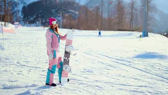 冬季假期滑雪胜地的积极消遣滑雪板女人在雪