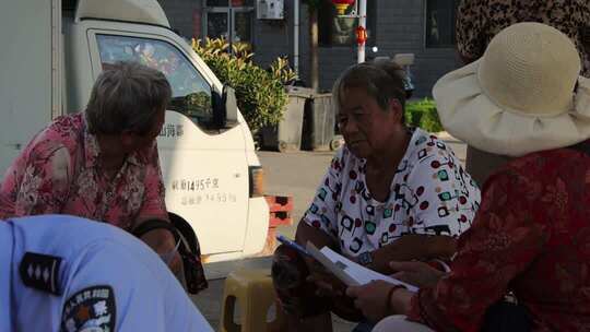 威海高区公安民警开展社区老年群众反诈宣传