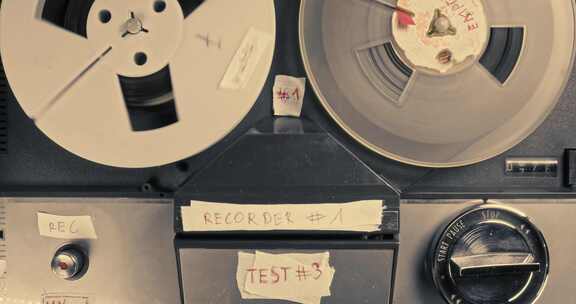 老式卷轴录音机和磁带卷。音频卷轴播放器。