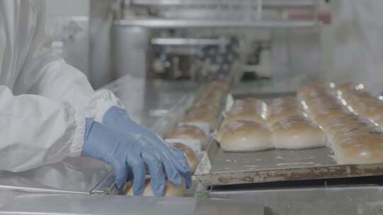 工厂操作人员做面包