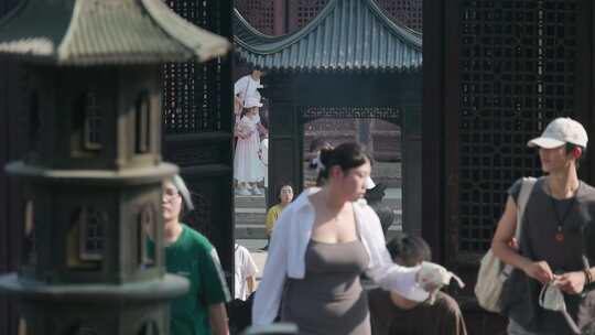 镜头推进，寺庙游客行人特写