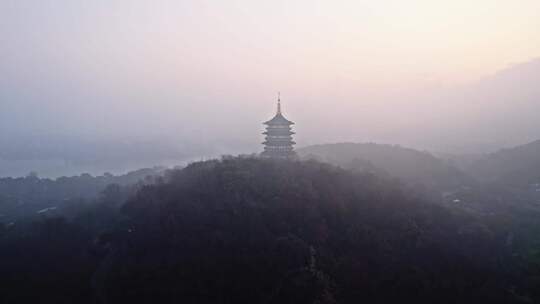 晨雾中的雷峰塔