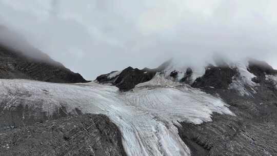 航拍云雾中的四川横断山脉乌库楚雪山风光