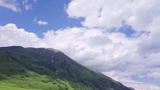 新疆北疆阿勒泰禾木村夏天高山草原自然风景