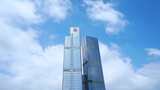 写字楼延时玻璃办公楼城市建筑风光蓝天白云高清在线视频素材下载